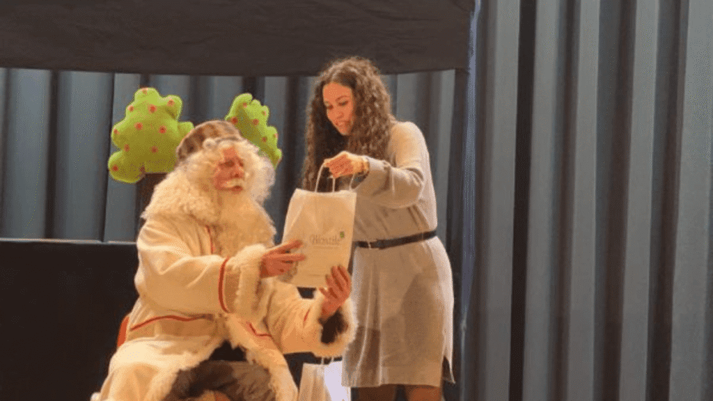 Otroci v družbi Dedka Mraza in Rdeče kapice! 🎄✨